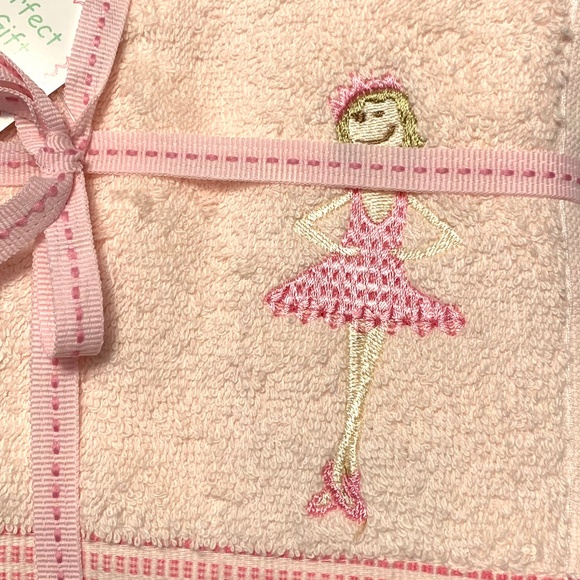 Akova Kids Ballet Bath & Face Towel Set With Photo/ Mirror Keychain - Picture 10 of 14